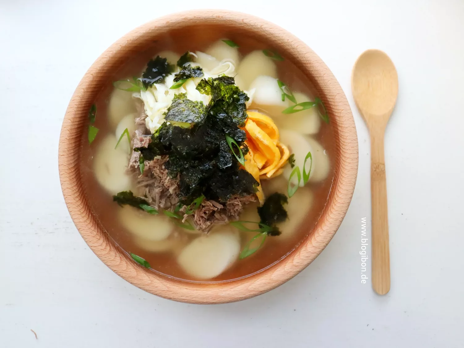 Tteokguk Rezept koreanische Reiskuchen Suppe