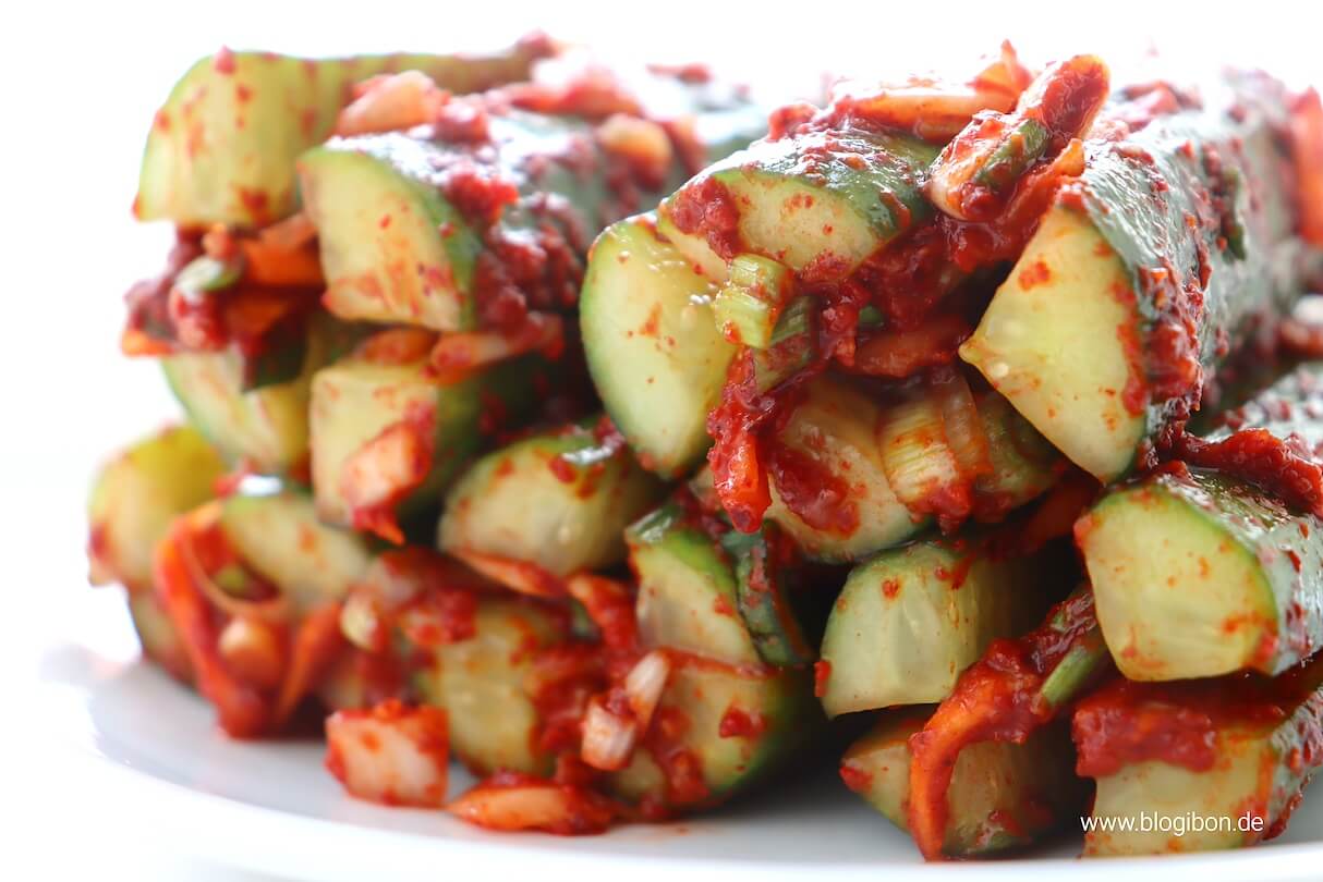 Oi Sobagi – Scharfes Gurken Kimchi mit einer Füllung von Zwiebeln, Karotten, Rettich und Chilipulver