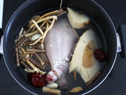 koreanische huehnersuppe mit gingseng samgyetang 11