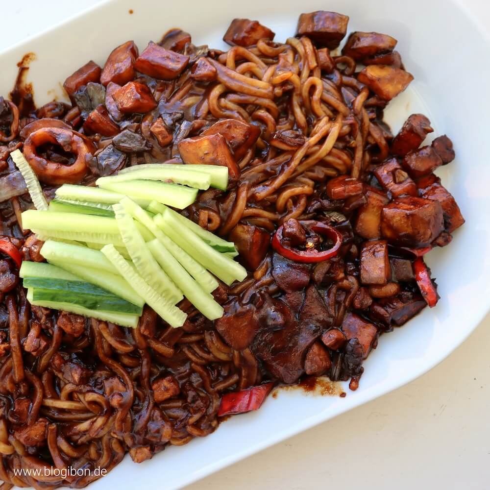 jajangmyeon Nudeln-Nudeln mit schwarzer Bohnenpaste, gebraten mit Schweinefleisch und Gemüse